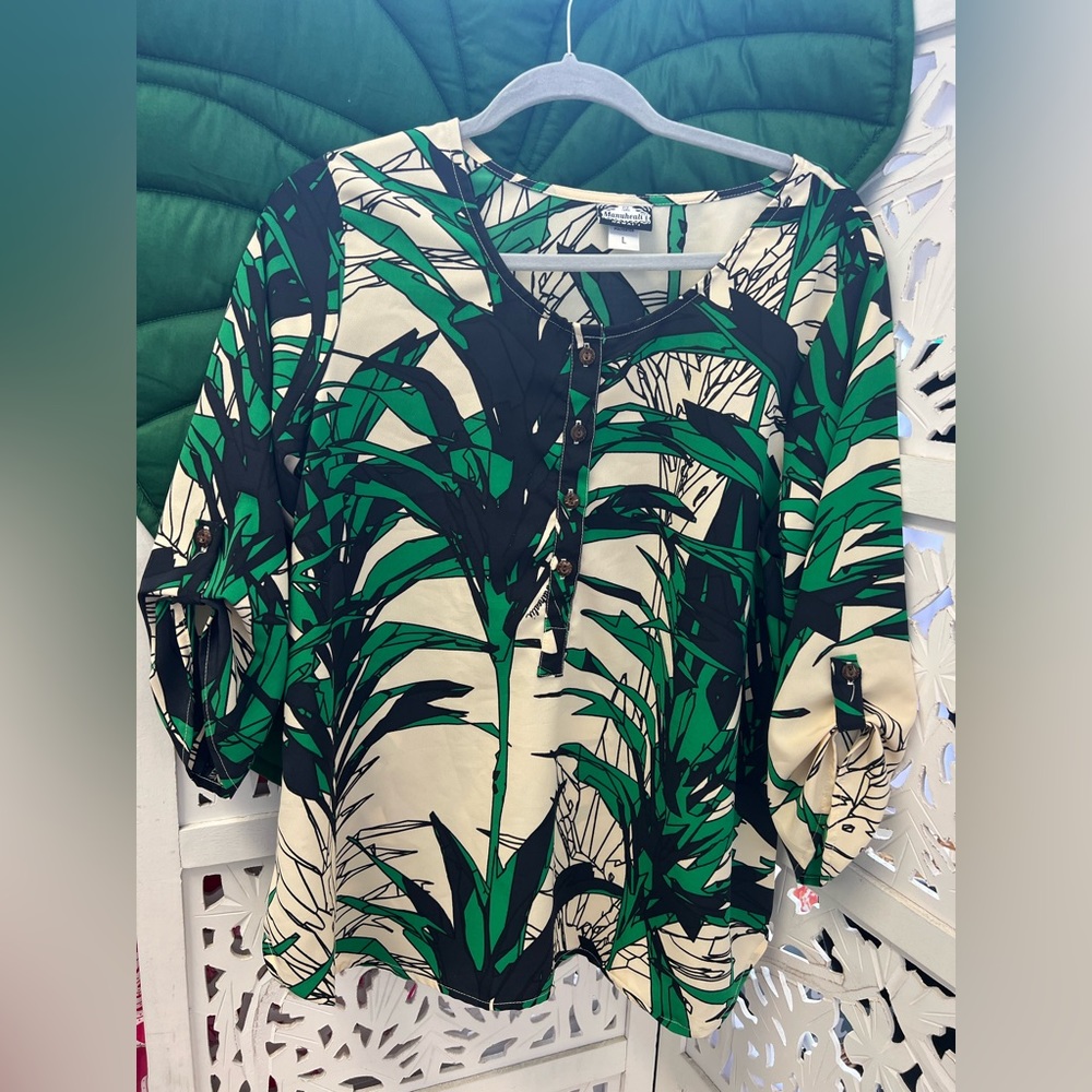 Manuhealii womens 3/4 sleeve ti leaf top. Button down front. Color: Green/ Black